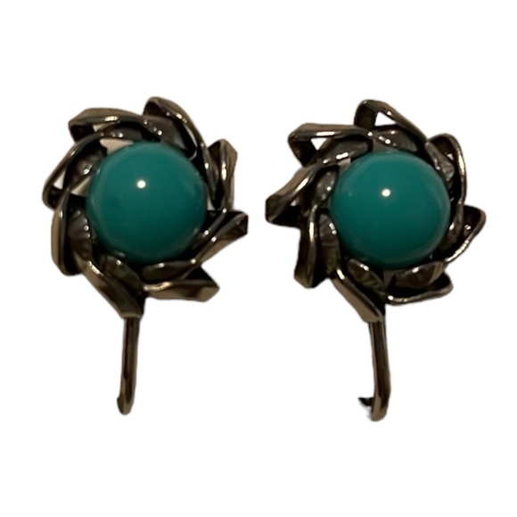 Vintage Silver Tone Clip On Earrings with Turquoise Cabochon - Picture 6 of 8